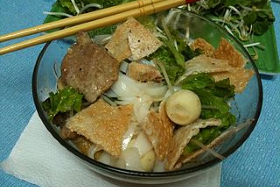 noodle soup with greens, beef and quail eggs